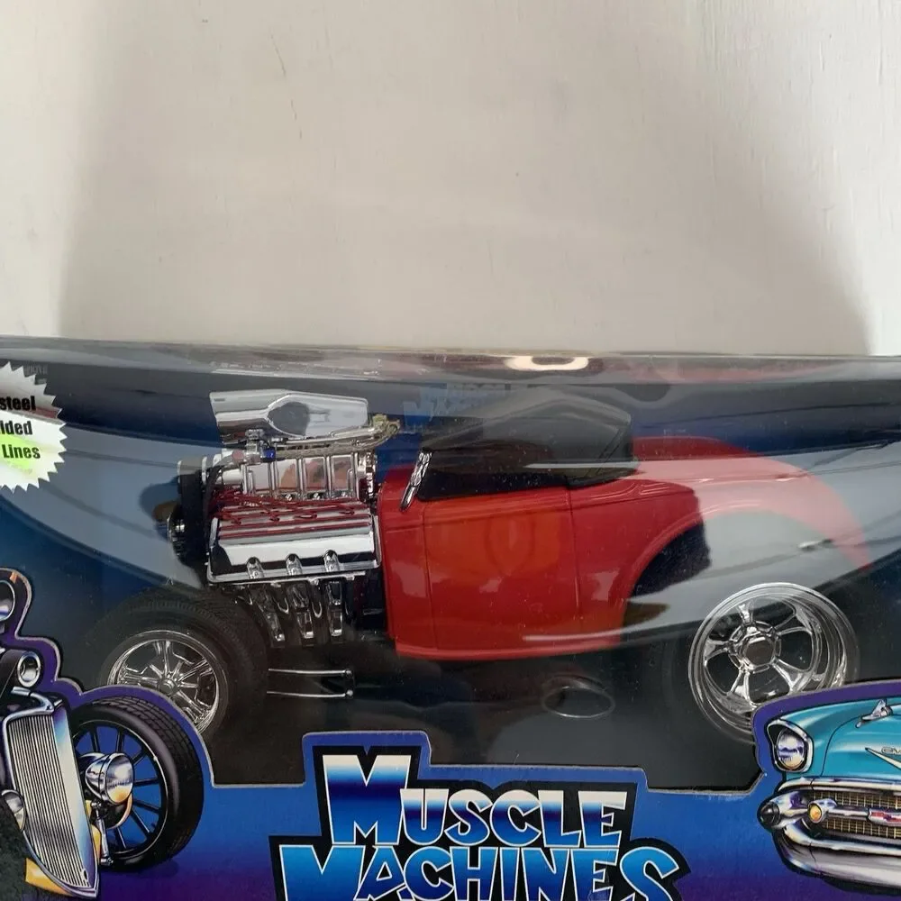 Muscle Machines '32 Roadster 1:18 Scale Diecast Car Metal Mint